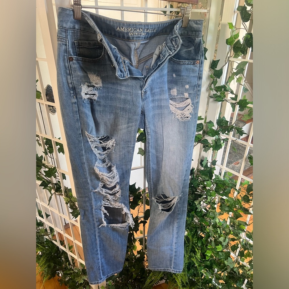 American Eagle Tomgirl distressed light blue jeans size 4 regular